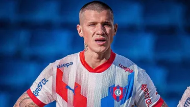 Alan Benítez se ganó el repudio de los hinchas de Colo Colo por planchazo contra Maximiliano Falcón