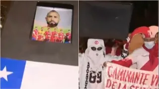 Hinchas peruanos encendieron los ánimos con un ataúd con el rostro de Arturo Vidal