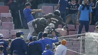 Barristas de la U se enfrentaron con Carabineros y realizaron destrozos en el Estadio Nacional