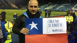 Josep Guardiola posó junto a una bandera con el mensaje: “Chile no se rinde, apruebo”
