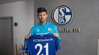 Schalke presentó al delantero Klaas-Jan Huntelaar en su lucha por evitar el descenso