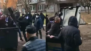 Barristas ucranianos sacaron en un contenedor de basura a director del club