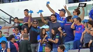 Hinchas de la U se burlaron de Colo Colo con delfines