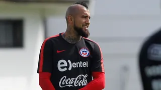 “Eso pasa por meterte con el ‘King'”: Las bromas de Vidal a Castillo en el vuelo de la Roja a Temuco