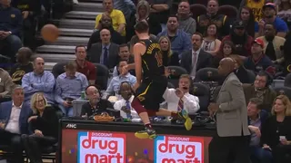 Jugador de Cleveland Cavaliers cayó sobre la mesa de control por salvar una pelota