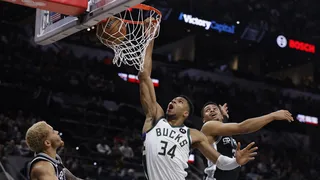Giannis Antetokounmpo brilló con 44 puntos en triunfo de los Bucks sobre San Antonio Spurs