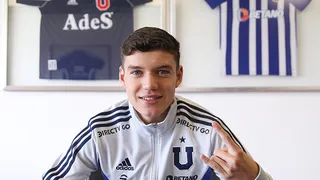 Agustín Arce firmó su primer contrato profesional con Universidad de Chile