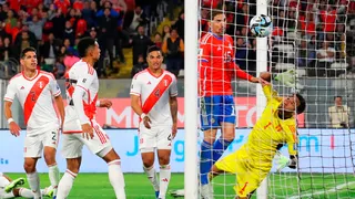 Diego Valdés conectó en el área chica y abrió la cuenta para La Roja ante Perú