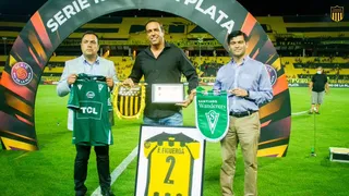 Elías Figueroa fue homenajeado previo al amistoso entre Peñarol y Santiago Wanderers