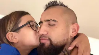Arturo Vidal se encontró con su hijo en el aeropuerto: Ojalá gane el Copihue de Oro