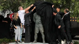 Colo Colo reveló estatua de David Arellano en emotiva ceremonia del centenario