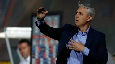 Informe arbitral complica a la UC tras el clásico: Bengalas, retrasos y falta al reglamento