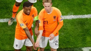 La celebración contra el racismo de Wijnaldum y De Jong en la goleada de Holanda a Estonia