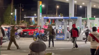 Incidentes en banderazo de hinchada peruana dejaron tres detenidos