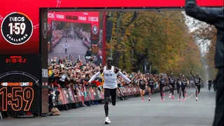 ¡Lo logró! Eliud Kipchoge rompió los relojes en el maratón y bajó de las dos horas