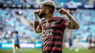¡No distingue colores! Gabigol hizo feliz a un pequeño hincha de Gremio con la camiseta de Flamengo