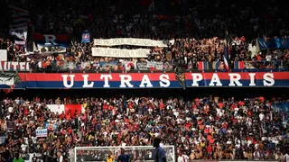 Hinchas de PSG exhibieron con pancartas su descontento con Neymar