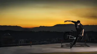 Chileno Benjamín Hudson se lució con rutina de BMX en un helipuerto