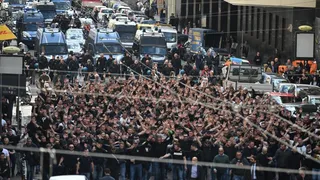 Hinchas de Eintracht Frankfurt sembraron el caos en el centro de Nápoles