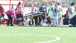 ¡Insólito! Camila Sáez sufrió duro golpe en la cabeza y tuvo que ser atendida por cuerpo médico del equipo rival