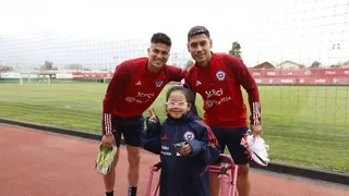 Amanda, la embajadora de la Teletón 2023, visitó a la Roja en “Juan Pinto Durán”