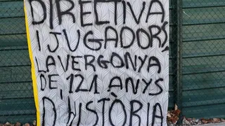 Hinchas colgaron pancartas e insultaron a jugadores de FC Barcelona en Sant Joan Despí