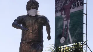 Estatua de Diego Maradona en Buenos Aires tiene su propia mascarilla