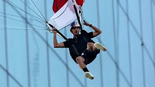 Brian Grubb hizo historia en los deportes extremos tras unir el wakeskate y el salto base