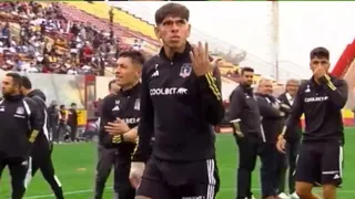 ¿Cuántos son? Carlos Palacios contó a los hinchas de U. Católica rumbo a vestuarios