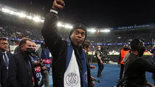 Ronaldinho fue invitado estelar de PSG y acaparó miradas en el Parque de los Príncipes