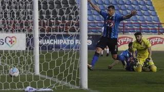 Huachipato aprovechó un error de Paulo Garcés y venció a Curicó Unido en el CAP