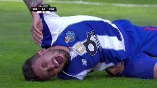 La dolorosa lesión de cadera que sufrió el brasileño Alex Telles tras patear un penal