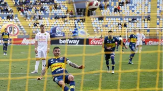 Juan Pablo Ojeda, ayudante de U. Española: Fue un gol viciado, le dio con los dos pies