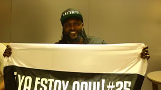 Hinchas de Olimpia dieron caluroso recibimiento a Emmanuel Adebayor en Asunción