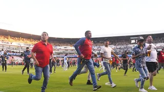 Las tristes imágenes que dejó la bestial batalla campal en partido de Atlas ante Querétaro