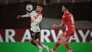 Prensa argentina resaltó nivel de Paulo Díaz: Es el dueño del área