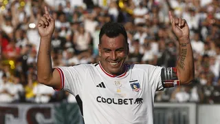 Esteban Paredes les dio un tirón de orejas a los delanteros de Colo Colo y les puso un desafío