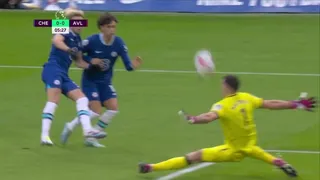 “Dibu” Martínez se lució con una atajada similar a la que hizo ante Kolo Muani en la final del Mundial