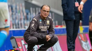 Leeds de Marcelo Bielsa batalló para vencer a Barnsley y quedó a un paso de la Premier