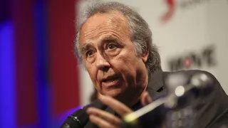 El cumpleañero Joan Manuel Serrat y su equipo favorito en Chile