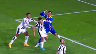 Marcos Rojo golpeó en el rostro a un rival en su área y el VAR no llamó al árbitro para cobrar penal