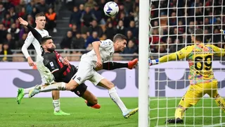 Giroud le dio el triunfo a Milan con una contorsión, pero se fue expulsado tras sacarse la camiseta