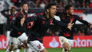 A. Paranaense logró un vibrante y polémico pase a semis de la Libertadores a costa de Estudiantes