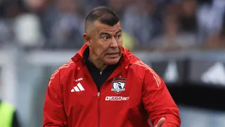 “Ya no está ni ahí con Colo Colo”: Fuerte denuncia sacude el camarín y pone contra las cuerdas a Almirón