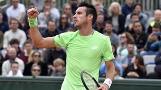 Mayer doblegó a Schwartzman y Cuevas avanzó tras retiro de Edmund en París