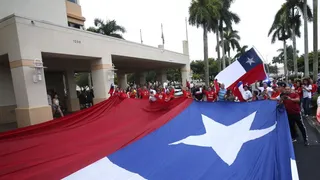 Los hinchas de la Roja brindaron banderazo previo al duelo ante Perú en Miami