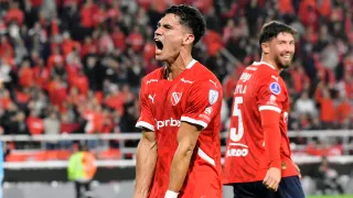 Colo Colo busca reemplazo a Vicente Pizarro: el volante que asoma como opción desde Independiente