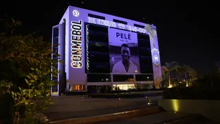 Sede de la Conmebol se tiñó de verde y amarillo en honor a Pelé