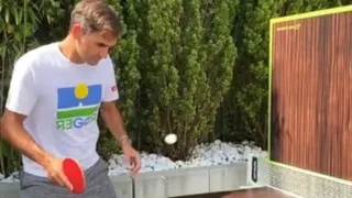 Roger Federer cambió de raqueta y mostró su talento en el tenis de mesa