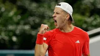 Jakub Mensik le privó de ganar su título número cien a Novak Djokovic